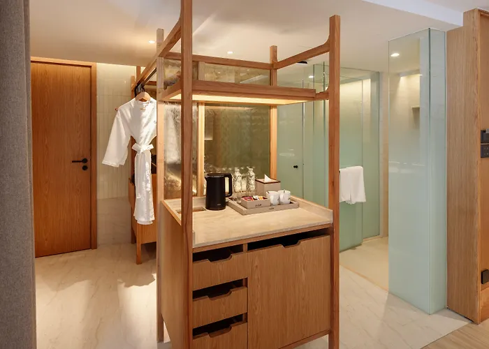 Ad Lib Hotel 4*